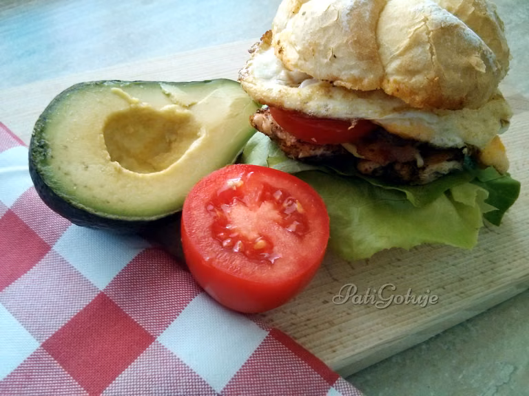 Club sandwich, czyli kanapka klubowa z sadzonym jajkiem