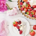 Tarta z kremem mascarpone i owocami lata