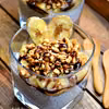 Kokosowe chia z karmelizowanymi bananami i orzeszkami