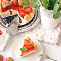 Prosty tort jogurtowy z truskawkami (bez pieczenia)