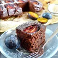 Wegańskie ciasto czekoladowe ze śliwkami bez cukru
