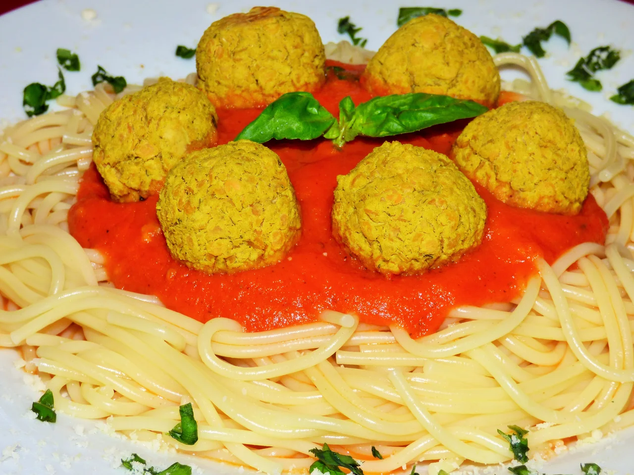 Spaghetti z pulpetami z soczewicy (wegańskie)