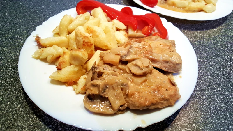 Schab w sosie pieczarkowym z kopytkami