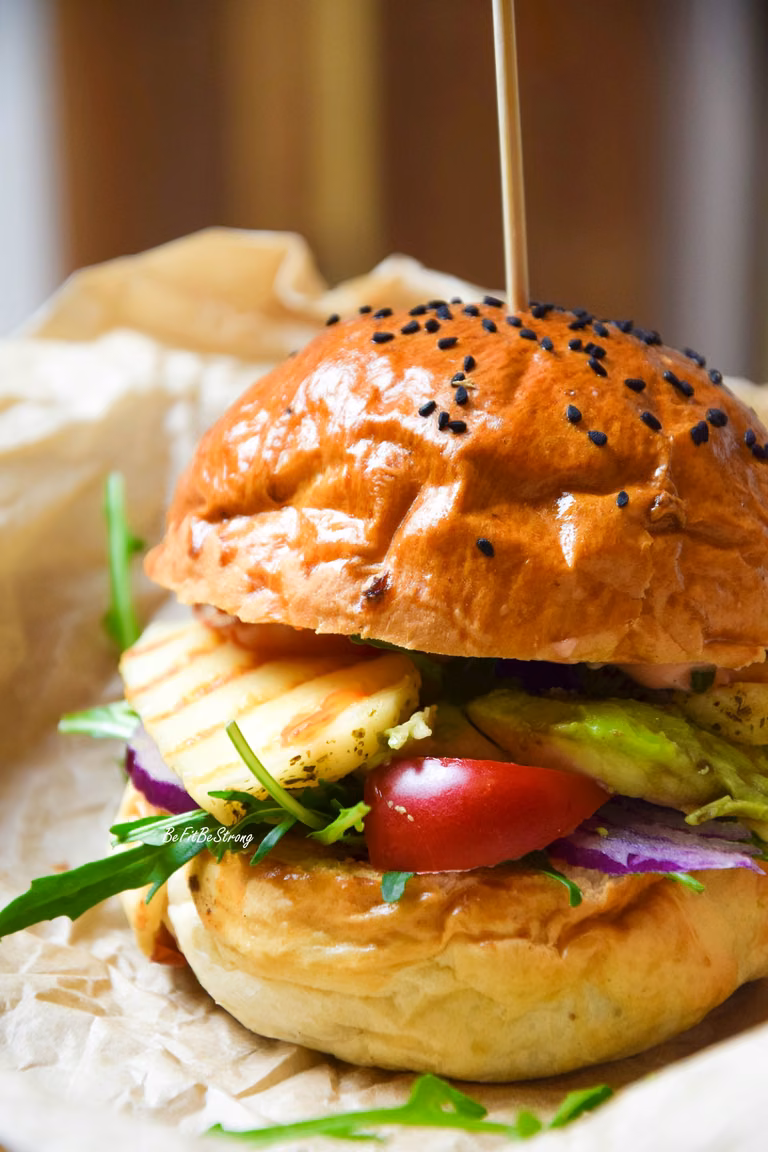 Wegetariańskie burgery z halloumi i awokado FIT