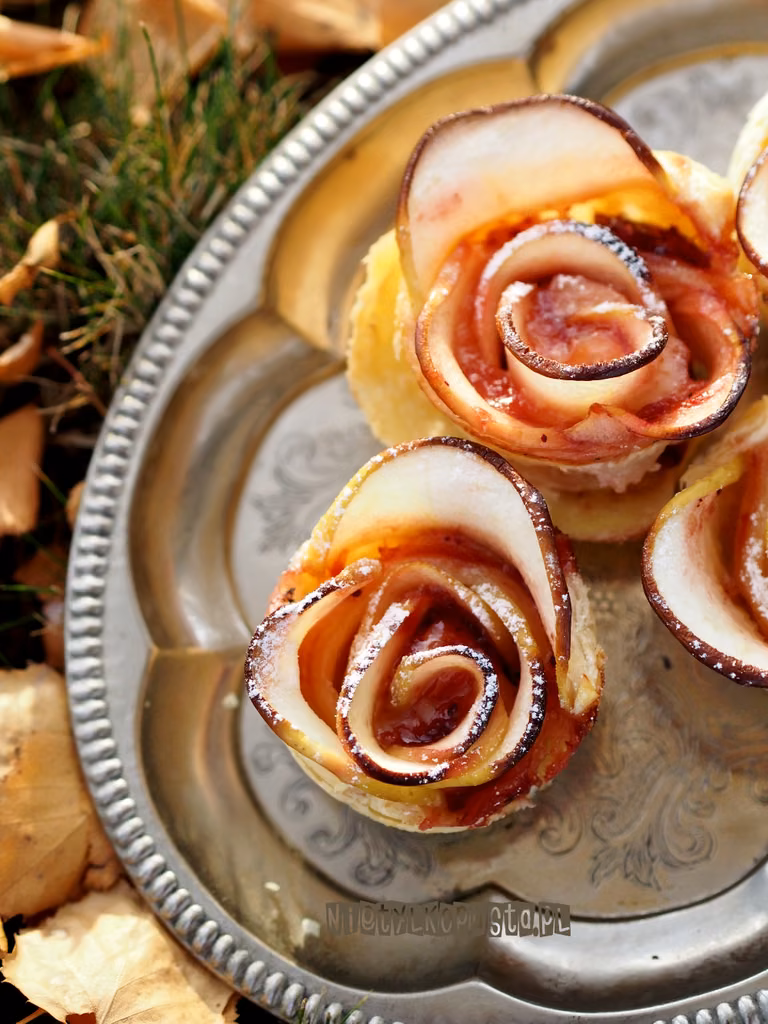 Różyczki z ciasta francuskiego i jabłka