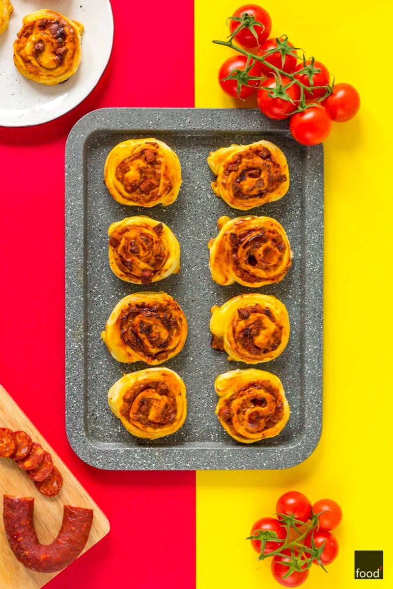 Zakręcone pizzerki z serem żółtym, sosem pomidorowym i chorizo - food²
