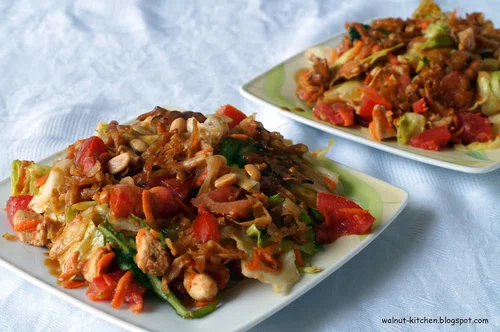 Azjatycka sałatka z orzechowym dressingiem