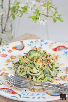 Spaghetti z cukinii z sosem tahini, płatkami chili i orzechami włoskimi