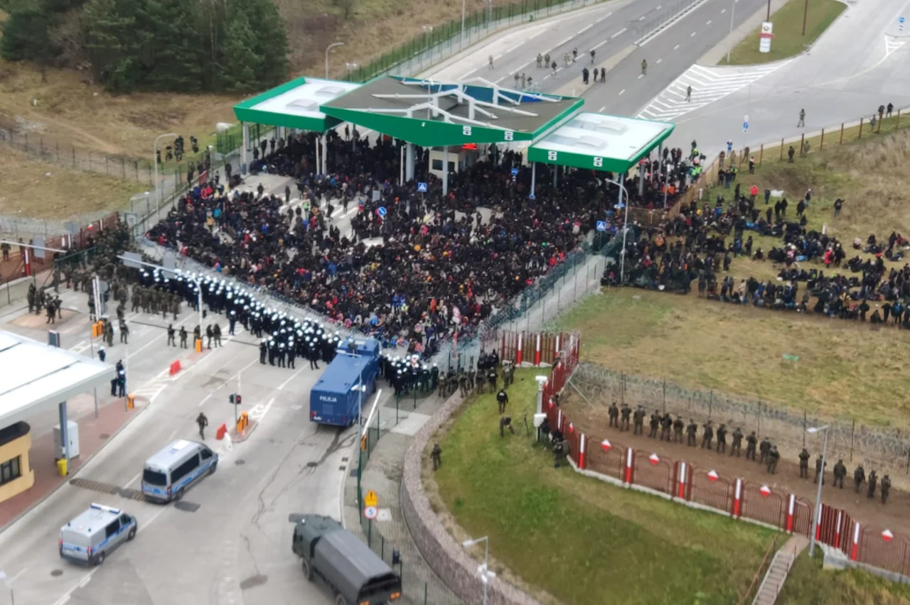 Trwa masowa próba przekroczenia granicy! Migranci tłoczą się przed ogrodzeniem w Bruzgach.
