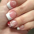 Delikatny świąteczny manicure