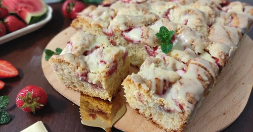 Ciasto z białą czekoladą i kruszonką.