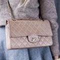 Lakierowana beżowa torebka od Chanel