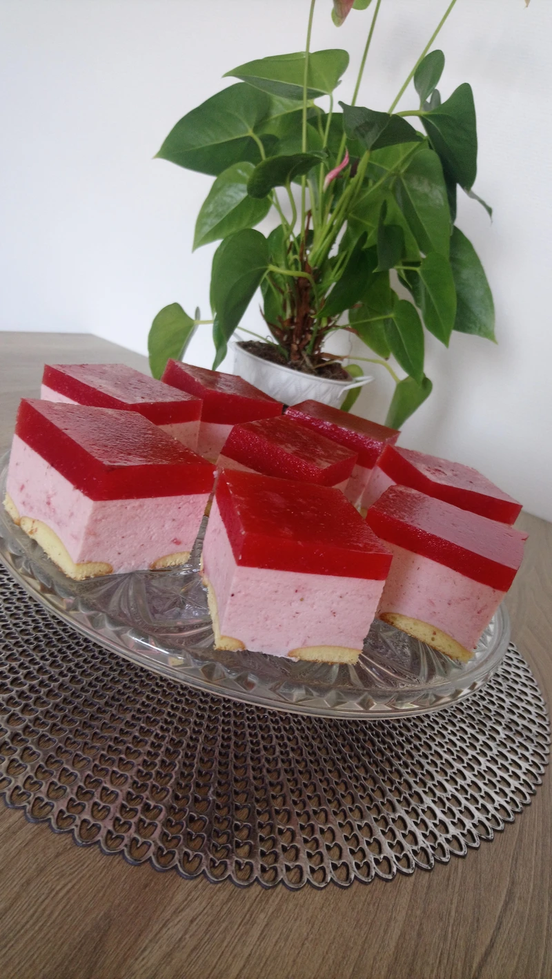Truskawkowa kostka bez pieczenia