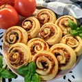 Ślimaczki drożdżowe z pieczarkami, serem i salami