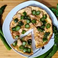 Omlet z kurczakiem i szparagami