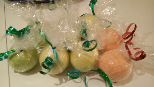 Prezent diy na święta - musujące kule do kapieli w kształcie bombek