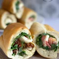 Bagietki nadziewane szynką parmeńską, suszonymi pomidorami, rukolą i mozzarellą