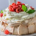 Lekka jak chmurka beza Pavlova z malinami – delikatny i elegancki deser!