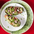 Avocado nadziewane sałatką z tuńczyka