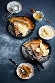 Pieczony naleśnik "dutch baby" z bananem i masłem orzechowym