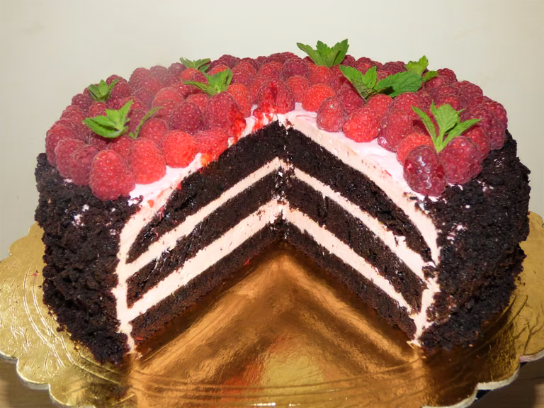 Tort czekoladowo - malinowy