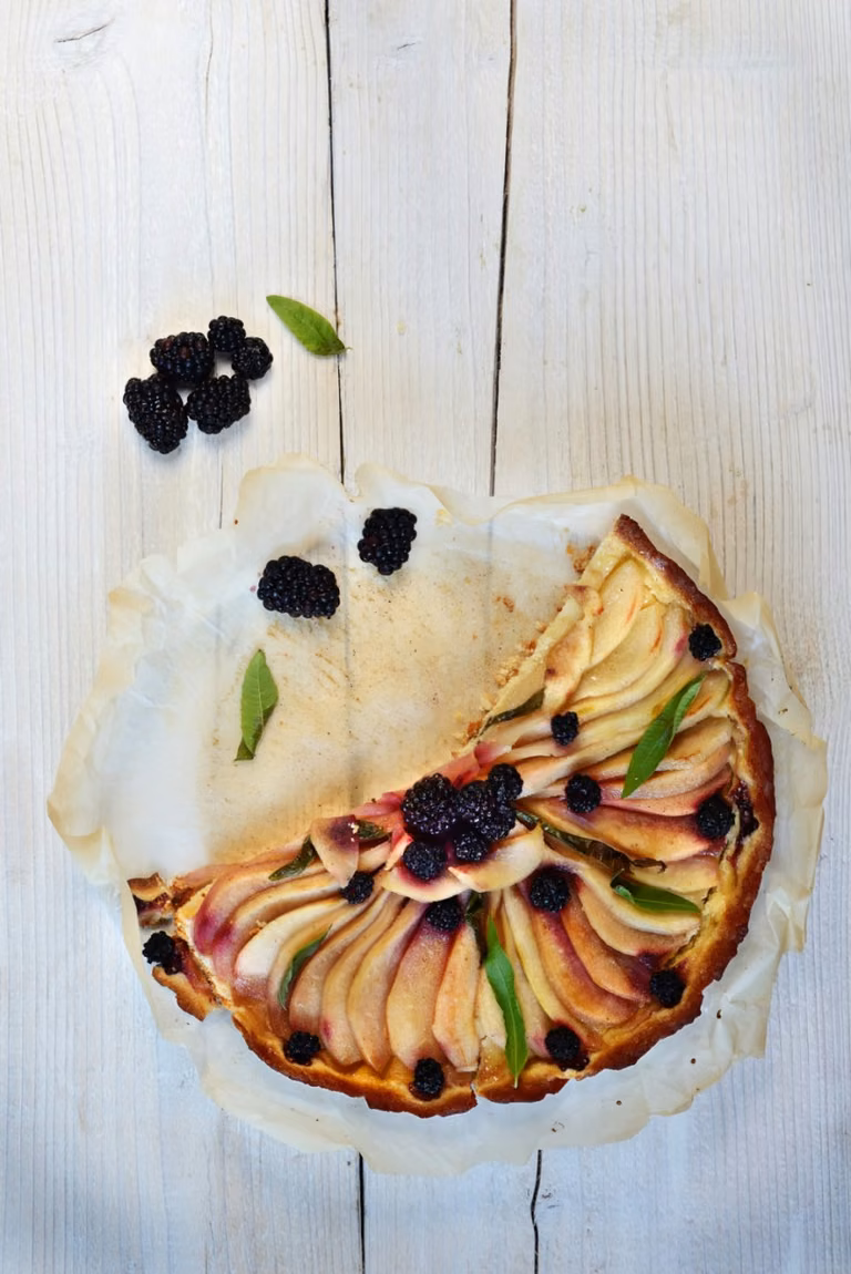 Tarta z jabłkami i jeżynami
