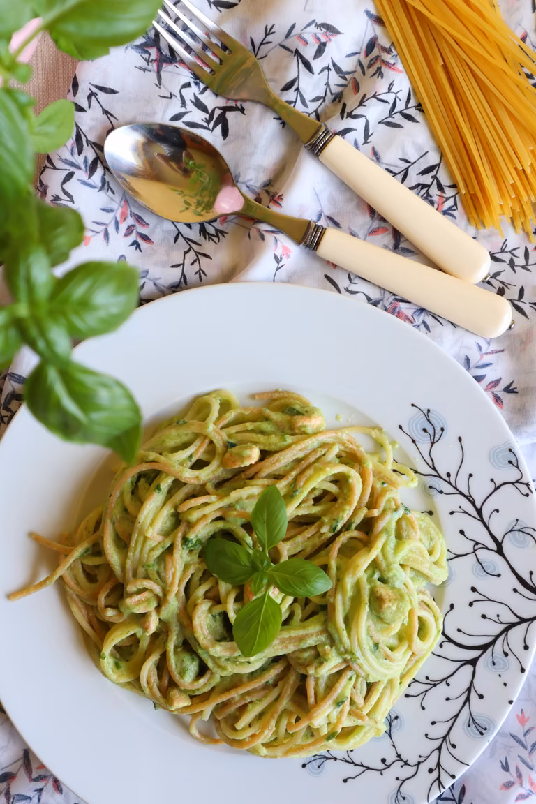 Spaghetti z łososiem w sosie z cukinii