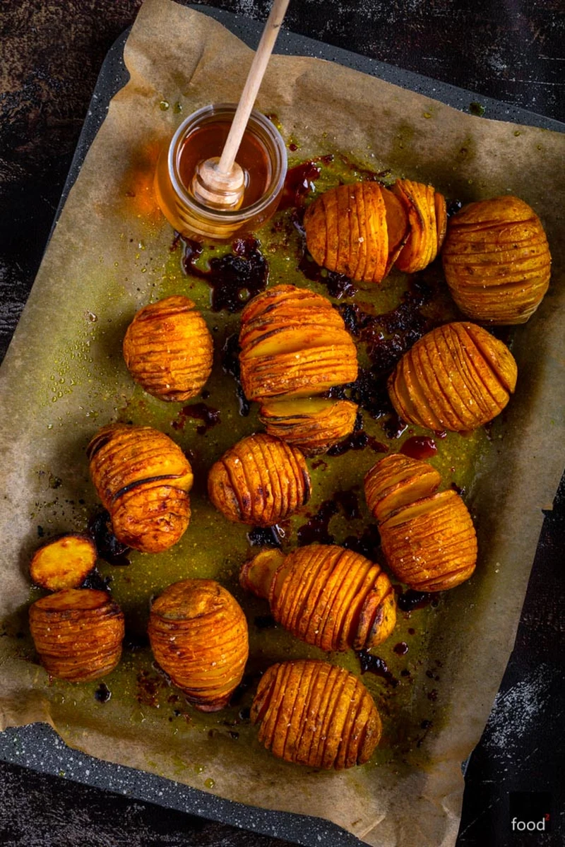 Ziemniaki Hasselback z kurkumą i miodem