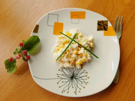 Odchudzona  sałatka z kurczakiem i ananasem