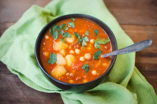Zupa pomidorowa z ciecierzycą i chorizo