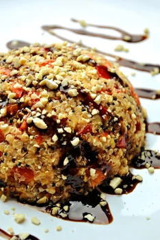 A'la pilaw z komosy ryżowej i soczewicą z sosem balsamicznym