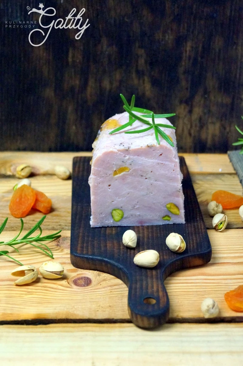 Szynka z indyka z szynkowara z morelami i pistacjami