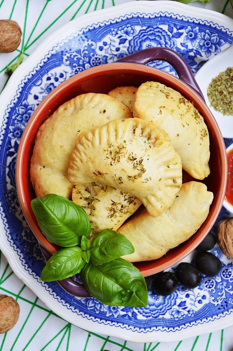 Mini calzone z warzywami i mozzarellą