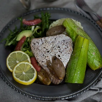 Stek z tuńczyka pieczony z karmelizowaną szalotką