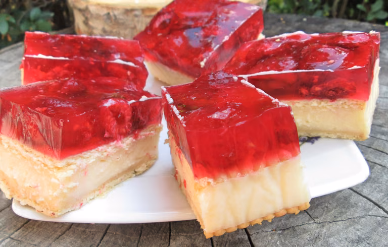 Napoleonka z malinami na herbatnikach-pyszne ciasto bez pieczenia