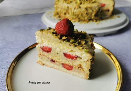 Tort pistacjowy z truskawkami