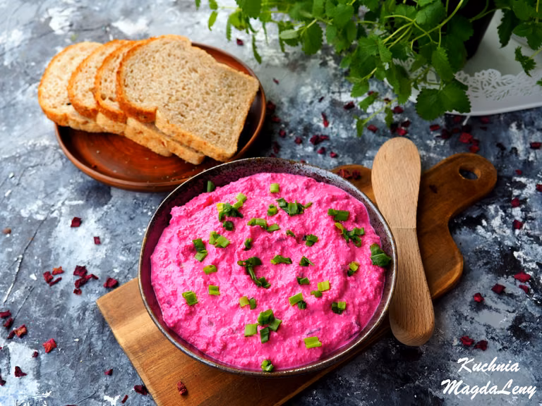 Pasta twarogowa z pieczonym burakiem
