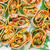 Mini tortille z kurczakiem, pesto, kukurydzą i rukolą