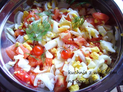 Pomidor, jajko, cebulka. Szybka smaczna sałatka do obiadu i na grilla.