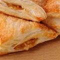 Zawiń w ciasto francuskie i posyp dodatkami! Prosty deser w 20 minut oczaruje Twoich gości