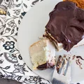 Zdrowe ciasto bananowo-kokosowe z polewą czekoladową