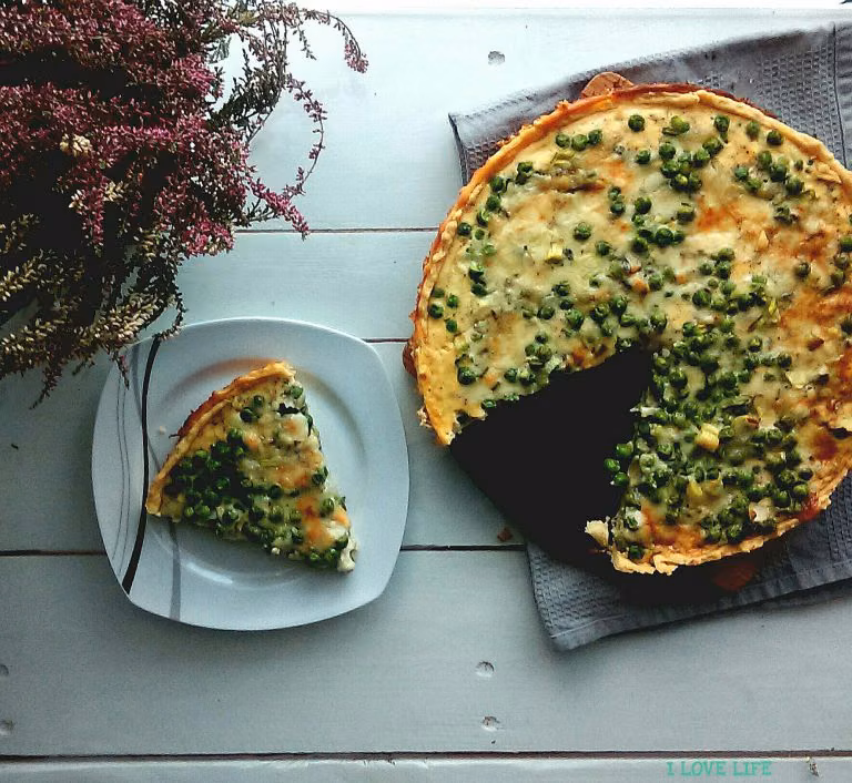 Tarta z zielonym groszkiem i serem pleśniowym