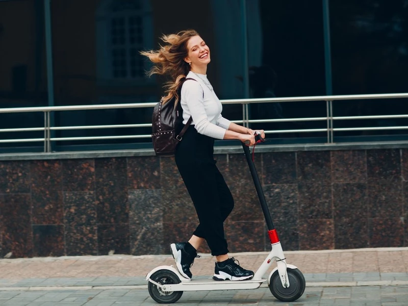 Czy hulajnogą elektryczną można jeździć po chodniku?