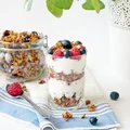 Jogurt naturalny z malinami, borówką amerykańską i domową granolą