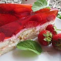Ciasto bez pieczenia z truskawkami i galaretką.