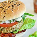 Burgery z kaszy jaglanej z brokułami