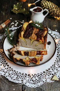 Świąteczny obiad: Schab faszerowany serem górskim i sos z suszonej żurawiny.