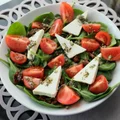 Sałatka ze szpinakiem, serem feta i pomidorami