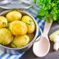Jak sprawić aby ziemniaki gotowały się szybciej?