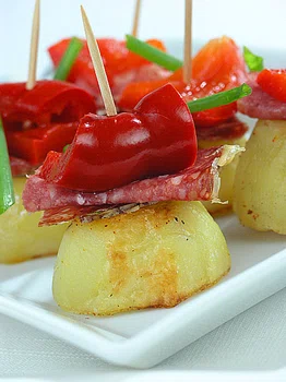 Koreczki imprezowe z pieczonych ziemniaków, z salami i marynowaną papryką